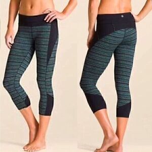 Athleta Chaturang Capri Legging Womens Size Medium Black Green Energy‎ Pull-On